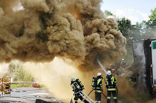 Die Feuerwehr im Kampf gegen die Flammen