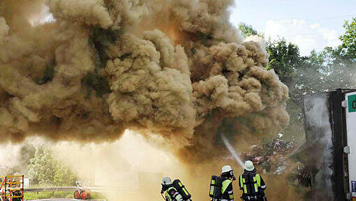 Die Feuerwehr im Kampf gegen die Flammen Die Feuerwehr im Kampf gegen die Flammen