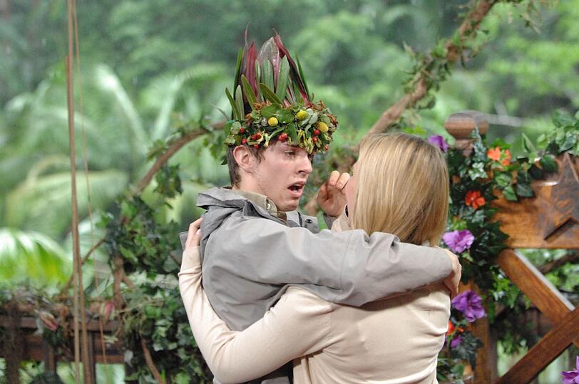 Finale beim Dschungelcamp 2013: Joey ist Dschungelkönig und wird von seiner Freundin Jacky überrascht.