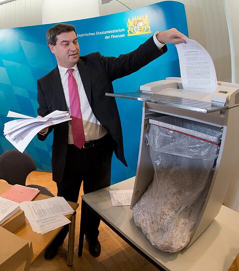 Vor den TV-Kameras! Sehen Sie hier, wie Markus Söder die Vorschriften zur Steuerverwaltung schreddert.