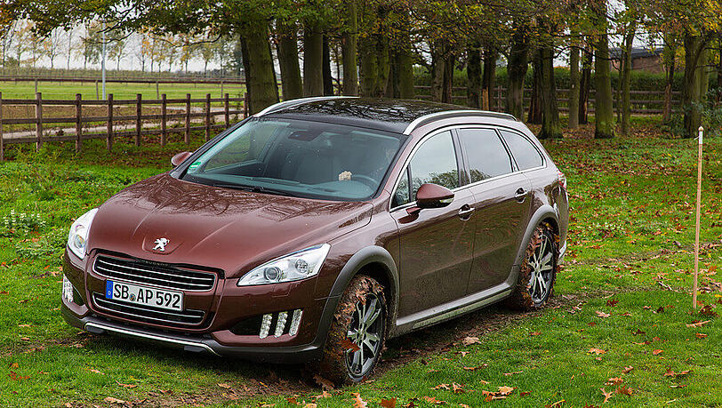 Wird durch die zwei Motoren, die auf je eine Achse einwirken, zum Allradler: Der Peugeot 508 RXH kommt auch abseits der Straße durch. Wird durch die zwei Motoren, die auf je eine Achse einwirken, zum Allradler: Der Peugeot 508 RXH kommt auch abseits der Straße durch.