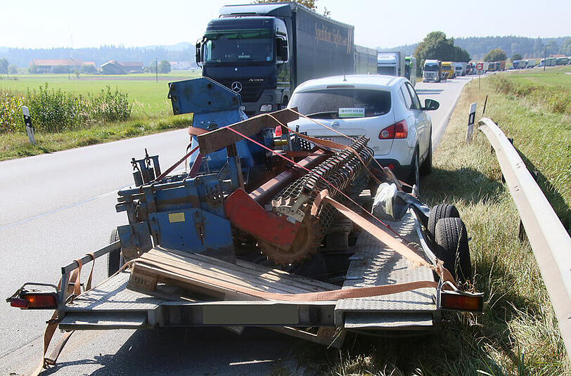 Missglücktes Überholmanöver - die Bilder von der Unfallstelle auf der B12 im Landkreis Mühldorf.