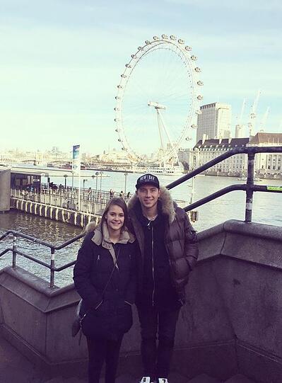 Linksverteidiger Maxi Wittek unternahm mit seiner Freundin einen Trip auf die Insel: Hier posiert der Löwe in der englischen Hauptstadt vor dem Riesenrad "London Eye"