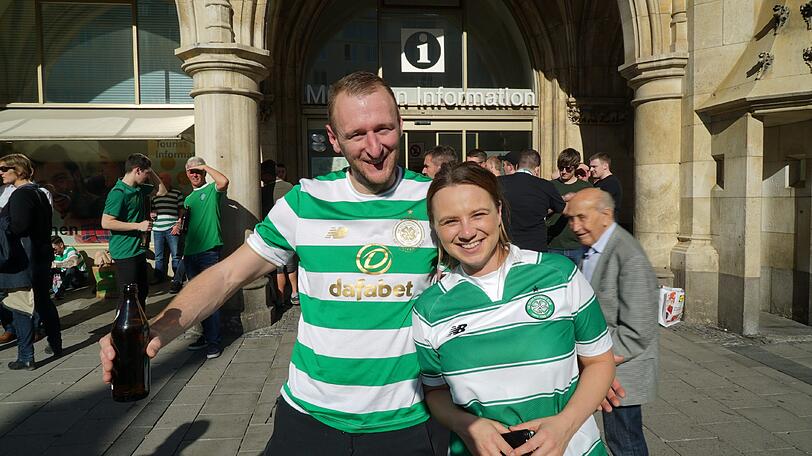 Auf dem Marienplatz feiern bereits die Celtic-Fans.