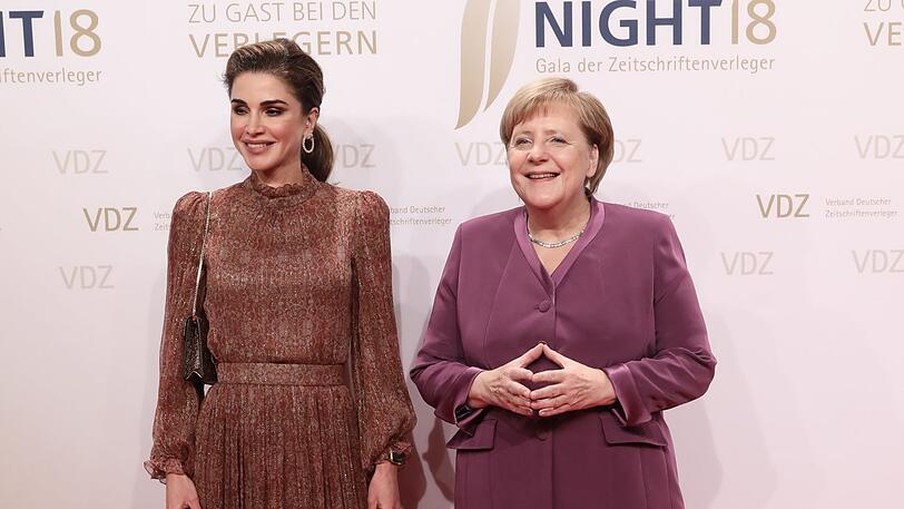 Königin Rania von Jordanien (l.) hielt eine rührende Laudatio auf Kanzlerin Angela Merkel.