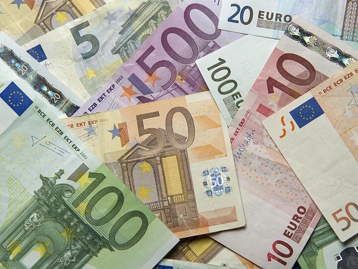 Zahlreiche Euro-Banknoten. Foto: Daniel Reinhardt/Archiv