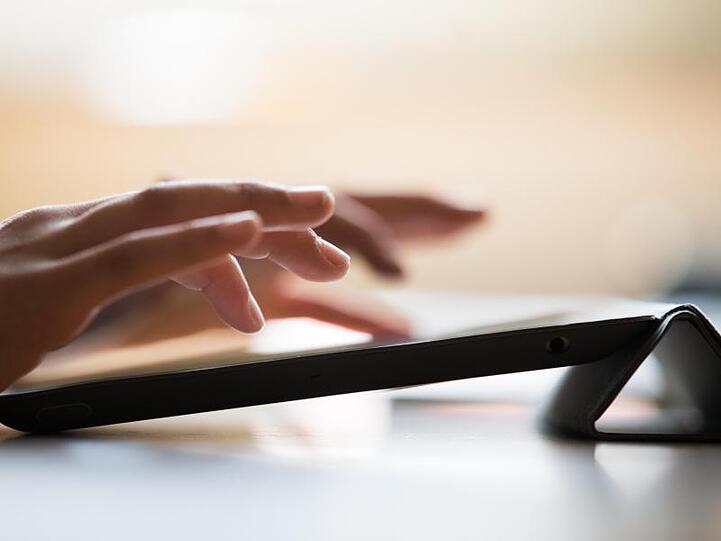 Die Vizefraktionschefin der FDP im Bundestag, Katja Suding, forderte ebenfalls Bewegung von den 16 Ministerpräsidenten: "Die Schulen warten seit über zwei Jahren auf den lange angekündigten Digitalpakt."