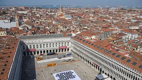 Greenpeace protestiert mit einem großen Transparent auf dem Markusplatz in Venedig gegen die Bezos-Hochzeit.