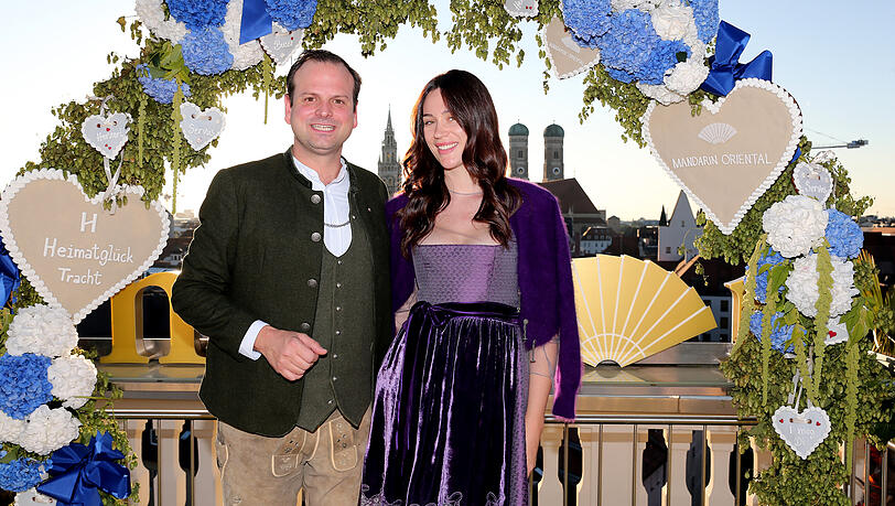 In München ist Gloria-Sophie Burkandt ohne Partner unterwegs, dafür feiert sie mit Marc Epper, Hotel-Chef vom Mandarin Oriental, auf der Heimatglück-Trachtenparty. In München ist Gloria-Sophie Burkandt ohne Partner unterwegs, dafür feiert sie mit Marc Epper, Hotel-Chef vom Mandarin Oriental, auf der Heimatglück-Trachtenparty.