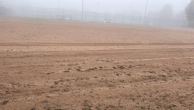 Eher ein Acker, als ein Sportplatz: die Bezirkssportanlage an der Aubinger Straße. Eher ein Acker, als ein Sportplatz: die Bezirkssportanlage an der Aubinger Straße.