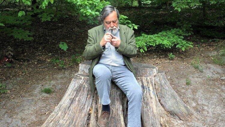 Der 82-j&auml;hrige Anglist Manfred Pfister aus Landshut hatte nach Stationen in M&uuml;nchen und Passau bis zu seiner Emeritierung 2008 eine Professur an der FU in Berlin, wo er bis heute lebt.