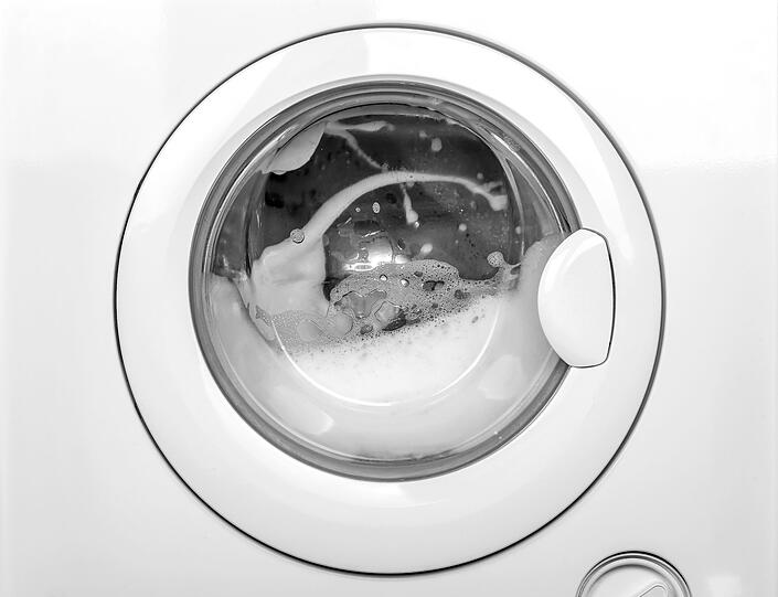 Die Stärke im Kartoffelwasser wirkt Wunder als Weichspülerersatz. Auch der Saft aus Kartoffeln lässt Wäsche weich und geschmeidig werden. Dafür kann man für einen angenehmeren Duft noch ein paar Tropfen ätherischen Öls hinzufügen. Am besten fügt man den Kartoffelsud etwa nach der Hälfte der Waschzeit der Wäsche hinzu. Die Stärke im Kartoffelwasser wirkt Wunder als Weichspülerersatz. Auch der Saft aus Kartoffeln lässt Wäsche weich und geschmeidig werden. Dafür kann man für einen angenehmeren Duft noch ein paar Tropfen ätherischen Öls hinzufügen. Am besten fügt man den Kartoffelsud etwa nach der Hälfte der Waschzeit der Wäsche hinzu.