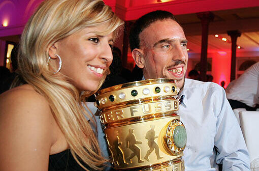 Franck Ribéry und seine Frau Wahiba im Mai 2008 nach dem Gewinn des DFB-Pokals.