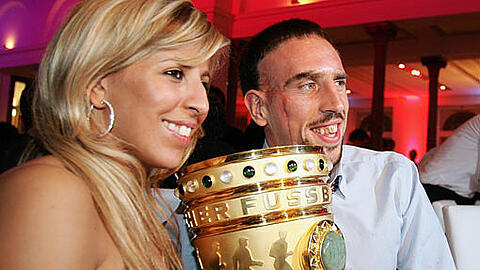 Franck Ribéry und seine Frau Wahiba im Mai 2008 nach dem Gewinn des DFB-Pokals.