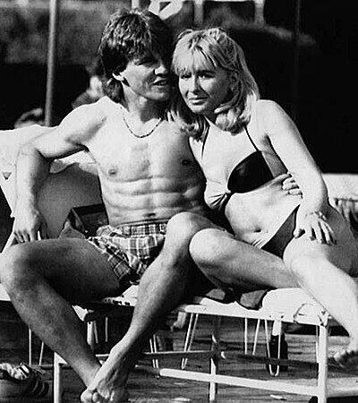 Der Fußballer und seine Frauen: Lothar Matthäus mit seiner ersten Frau Silvia 1986 am Swimmingpool in Mexiko.