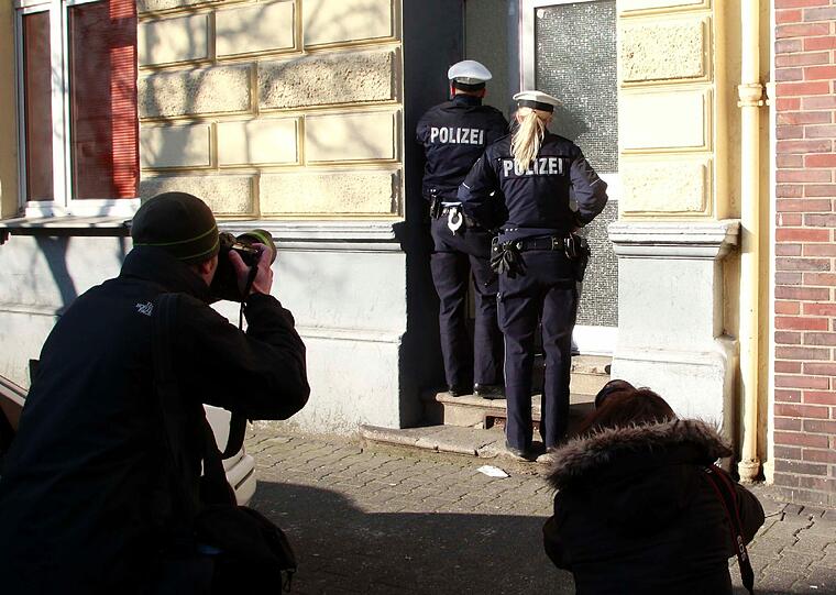 Hier sehen Sie zwei Polizisten bei der Festnahme von Carsten S. im Einsatz.