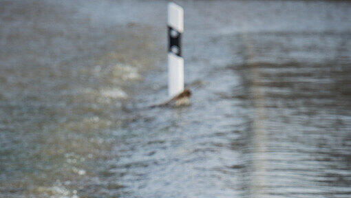 Das Wasser des Roten Mains fließt am 24.12.2012 über eine wegen Hochwasser gesperrte Straße in Heinersreuth (Bayern). Das Wasser des Roten Mains fließt am 24.12.2012 über eine wegen Hochwasser gesperrte Straße in Heinersreuth (Bayern).