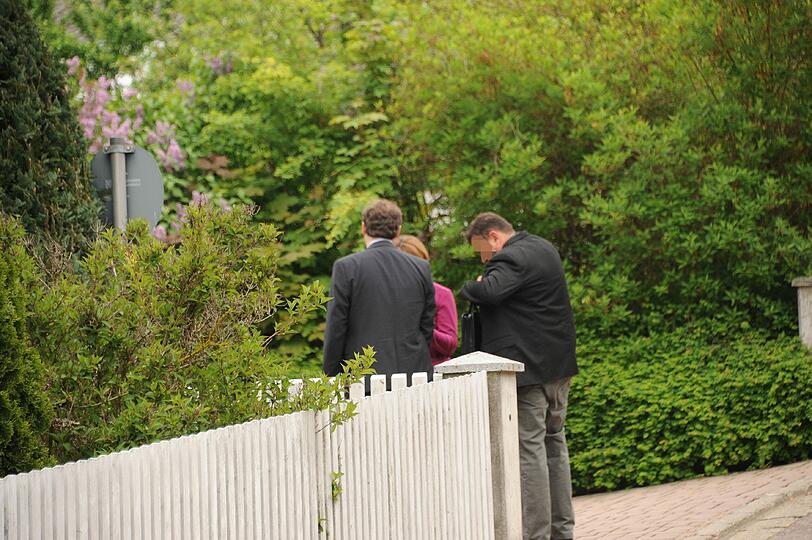 Sie werden von Schmids Frau Gerti am Eingang der Zufahrt empfangen.
