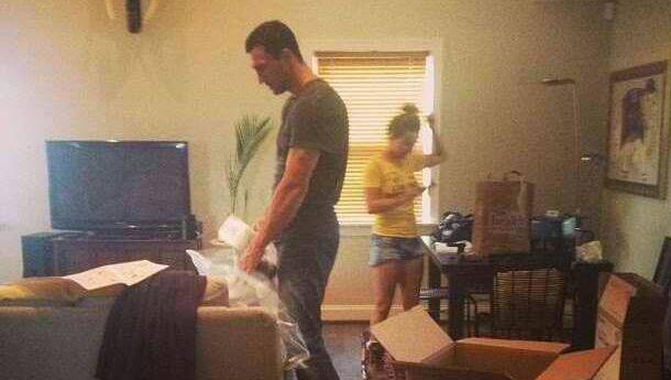 Wladimir Klitschko beim Umzug mit seiner Verlobten Hayden Panettiere. Wladimir Klitschko beim Umzug mit seiner Verlobten Hayden Panettiere.