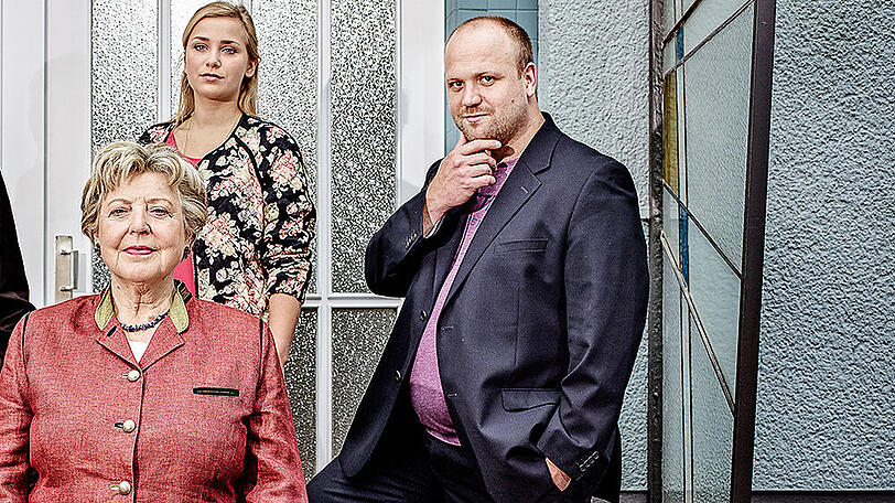 Helga Beimer (Marie-Luise Marjan, vorne) und Klaus Beimer (Moritz A. Sachs) sind in der "Lindenstraße" seit Folge eins dabei