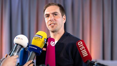 Der ehemalige Fußballprofi Philipp Lahm spricht zu Journalisten.