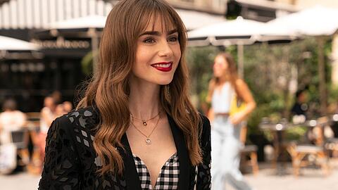 "Emily in Paris": Lily Collins kehrt als US-Amerikanerin in Paris zurück.