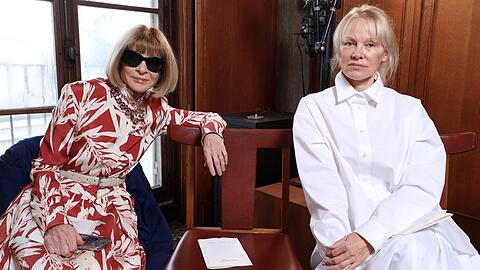 Anna Wintour und Pamela Anderson saßen zusammen bei Jaquemus in der Front Row und posierten mit einem leeren Stuhl zwischen sich. Auf diesem nahm später der Pariser Rapper Jolagreen23 Platz.