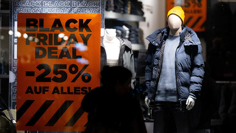 Ein Black-Friday-Plakat im Schaufenster eines Geschäfts in der Münchner Innenstadt. Für den Einzelhandel ist der Samstag nach Black Friday der zweitumsatzstärkste Tag im Jahr. Nur am Samstag vor dem vierten Advent verkaufen die Händler mehr. Ein Black-Friday-Plakat im Schaufenster eines Geschäfts in der Münchner Innenstadt. Für den Einzelhandel ist der Samstag nach Black Friday der zweitumsatzstärkste Tag im Jahr. Nur am Samstag vor dem vierten Advent verkaufen die Händler mehr.