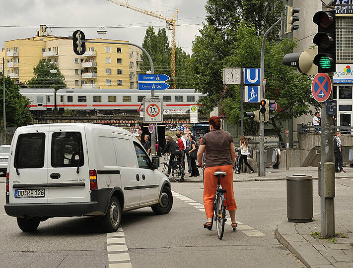 Gefährliche Situation: Autofahrer, die abbiegen, übersehen häufig den Radler.