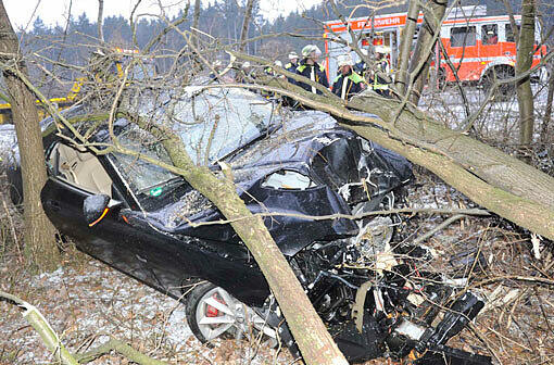 Unfall mit einem Jaguar auf der A 99 bei Hohenbrunn: Aus diesem Wrack kam die Fahrerin nahezu unverletzt heraus.