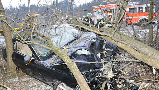 Unfall mit einem Jaguar auf der A 99 bei Hohenbrunn: Aus diesem Wrack kam die Fahrerin nahezu unverletzt heraus. Unfall mit einem Jaguar auf der A 99 bei Hohenbrunn: Aus diesem Wrack kam die Fahrerin nahezu unverletzt heraus.