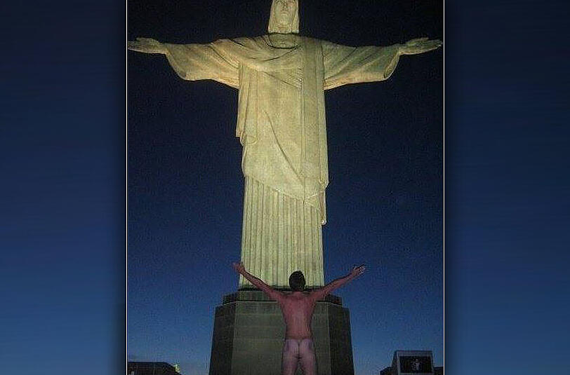 Besonders pikant: dieser Touri entblößt sich vor der Christusstatue in Rio de Janeiro.