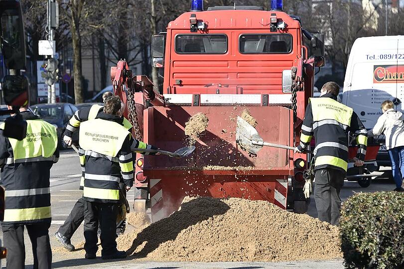 Am Dienstagmorgen lief zentnerweise dampfender Treber auf die Nymphenburgerstraße aus. Die Arbeiten der Feuerwehr dauerten rund eine Stunde.