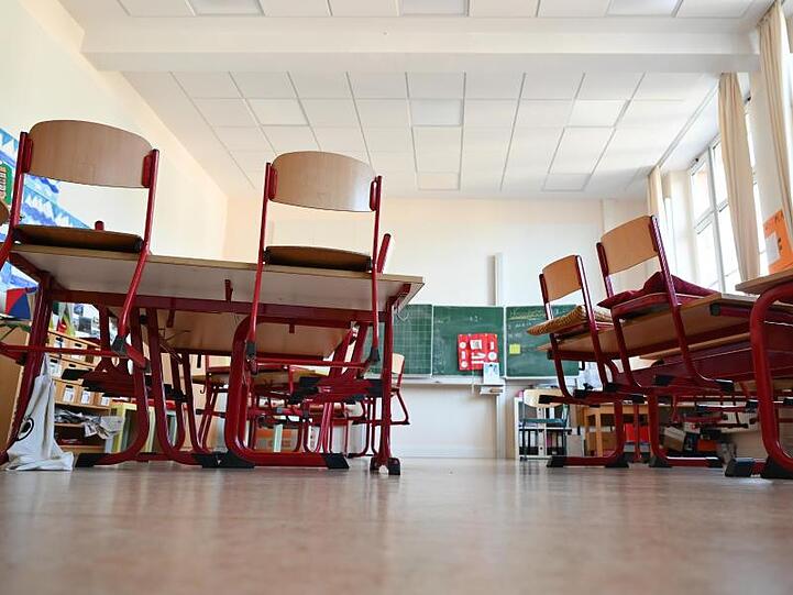 Ein leerer Klassenraum in einer Grundschule in Frankfurt.