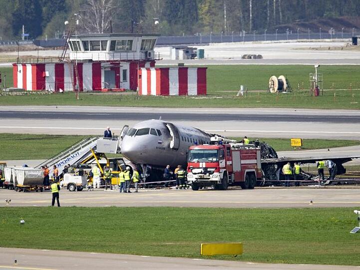 Blick auf das Wrack der Maschine des Typs Suchoi Superjet-100. Als die Maschine aufprallte, platzte nach ersten Erkenntnissen der Ermittler auch der voll befüllte Treibstofftank. Blitzschnell breitete sich das Feuer aus.