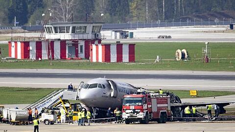 Blick auf das Wrack der Maschine des Typs Suchoi Superjet-100. Als die Maschine aufprallte, platzte nach ersten Erkenntnissen der Ermittler auch der voll befüllte Treibstofftank. Blitzschnell breitete sich das Feuer aus.