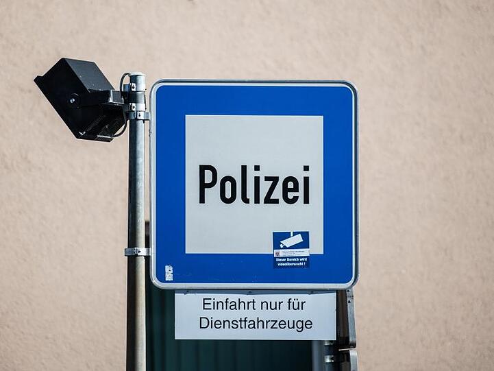 Ein Hinweisschild mit der Aufschrift "Polizei" steht vor der Polizeiwache. Foto: Andreas Arnold/Archivbild