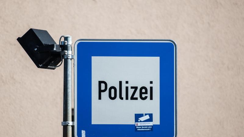 Ein Hinweisschild mit der Aufschrift "Polizei" steht vor der Polizeiwache. Foto: Andreas Arnold/Archivbild Ein Hinweisschild mit der Aufschrift "Polizei" steht vor der Polizeiwache. Foto: Andreas Arnold/Archivbild