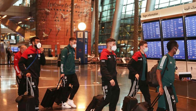Die Spieler des FC Bayern bei der Ankuft am Flughafen in Doha.