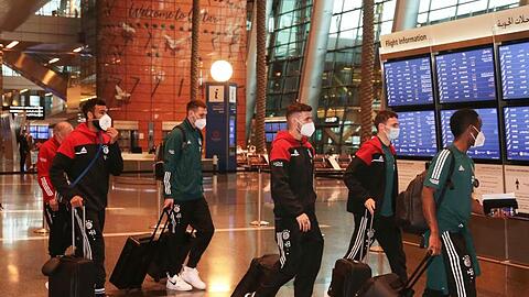 Die Spieler des FC Bayern bei der Ankuft am Flughafen in Doha.