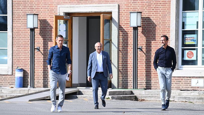 Hertha-Pressesprecher Max Jung (l-r), der neue Trainer Felix Magath und Sport-Geschäftsführer Fredi Bobic vor der Geschäftsstelle des Vereins.