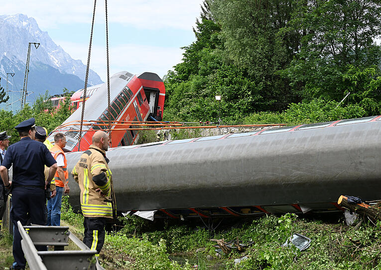 Auch am zweiten Tag sind zahlreiche Einsatz- und Rettungskräfte nach einem schweren Zugunglück im Einsatz.