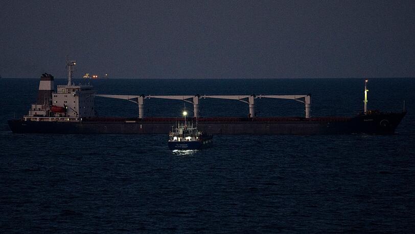 Das Frachtschiff "Razoni" kommt am Bosporus an.
