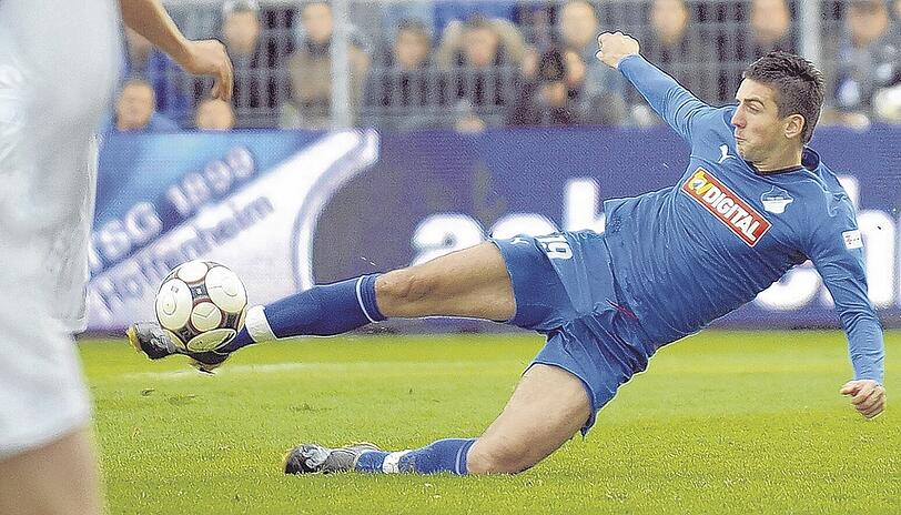 Vedad Ibisevic erinnert beim Toreschießen &ndash; hier sein 1:0 gegen Bielefeld &ndash; ein bisschen an Gerd Müller. Ob Franz Beckenbauer ihn deshalb zu Bayern holen will?