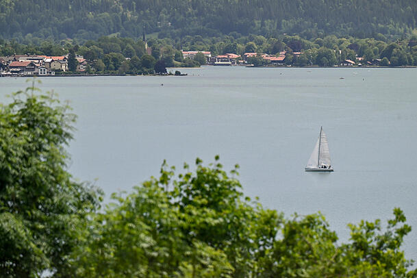 Ein Segelboot schwimmt auf dem Tegernsee. Der ist einer der typischen Hotspots in Oberbayern. Ein Segelboot schwimmt auf dem Tegernsee. Der ist einer der typischen Hotspots in Oberbayern.