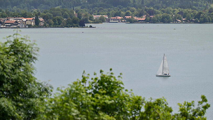 Ein Segelboot schwimmt auf dem Tegernsee. Der ist einer der typischen Hotspots in Oberbayern. Ein Segelboot schwimmt auf dem Tegernsee. Der ist einer der typischen Hotspots in Oberbayern.