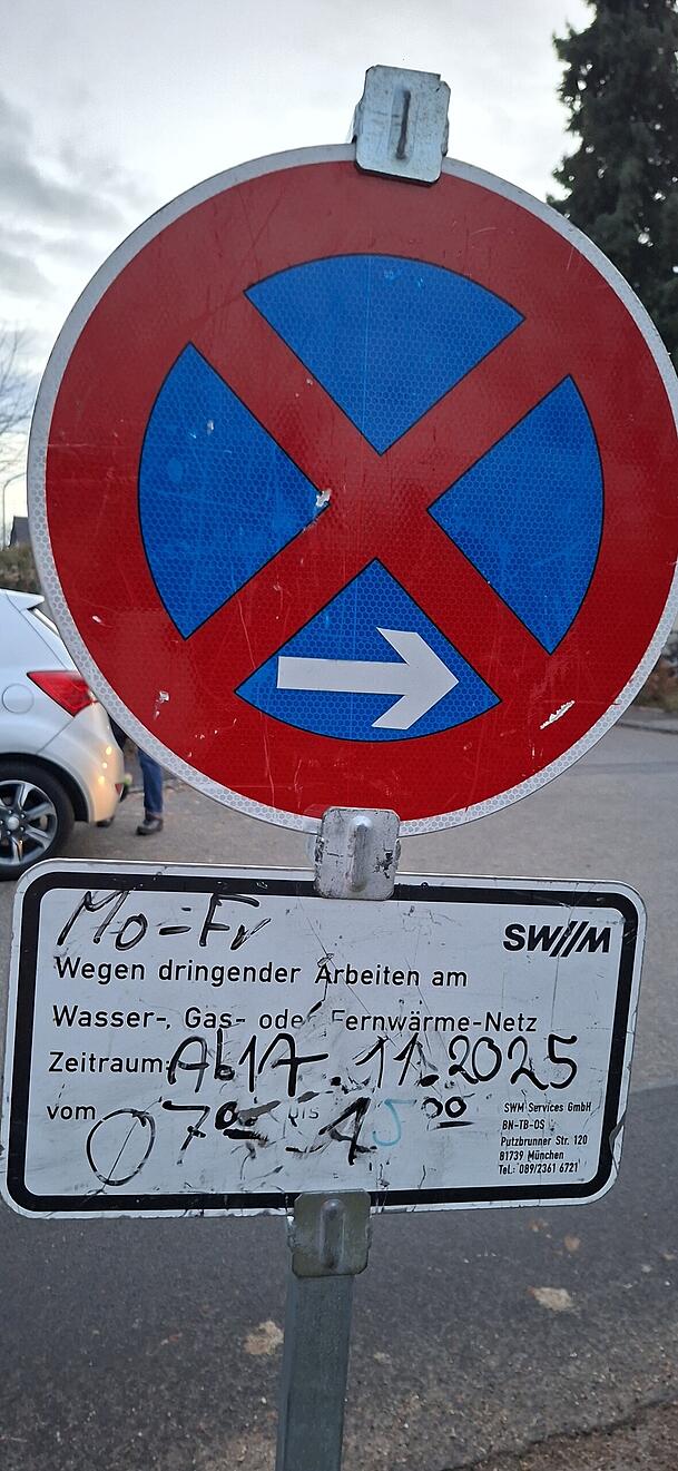 Das Halteverbotsschild gilt ab 17. November 2025. Das Halteverbotsschild gilt ab 17. November 2025.