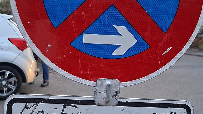 Das Halteverbotsschild gilt ab 17. November 2025. Das Halteverbotsschild gilt ab 17. November 2025.