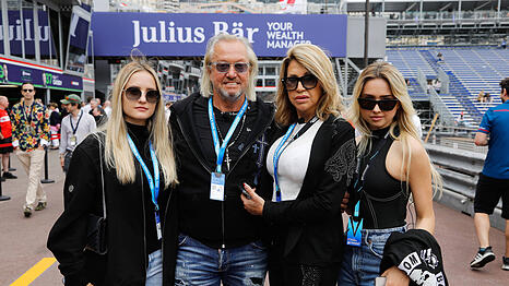 Davina, Robert, Carmen und Shania Geiss im Mai 2023. Von seiner j&uuml;ngsten Tochter ist Familienoberhaupt Robert jetzt genervt.