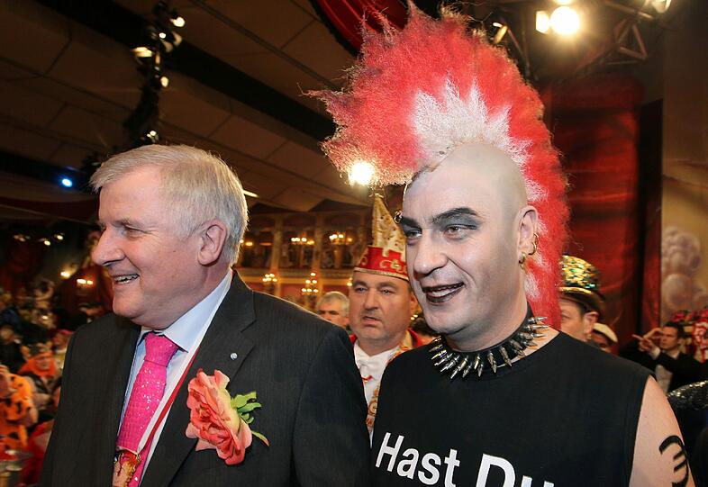Na, hätten Sie ih erkannt? Finanzminister Markus Söder verkleidete sich als Punk. Ministerpräsident Horst Seehofer dagegen blieb eher schlicht, mit Anzug, pinkfarbenen Schlips und fettem Blumenschmuck.